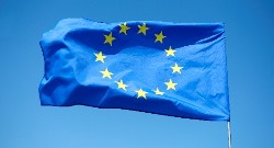 Una bandera de la Unión Europea ondea al viento