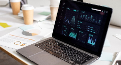 Un ordenador portátil con gráficos de datos en su pantalla