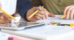 Varias personas consultan una tablet