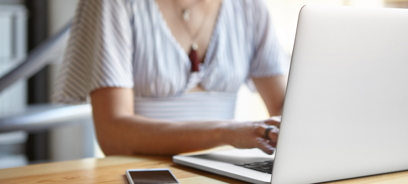 Una mujer consulta información en un portátil