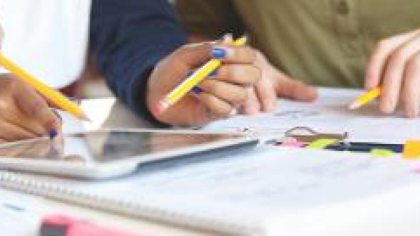 Varias personas consultan una tablet