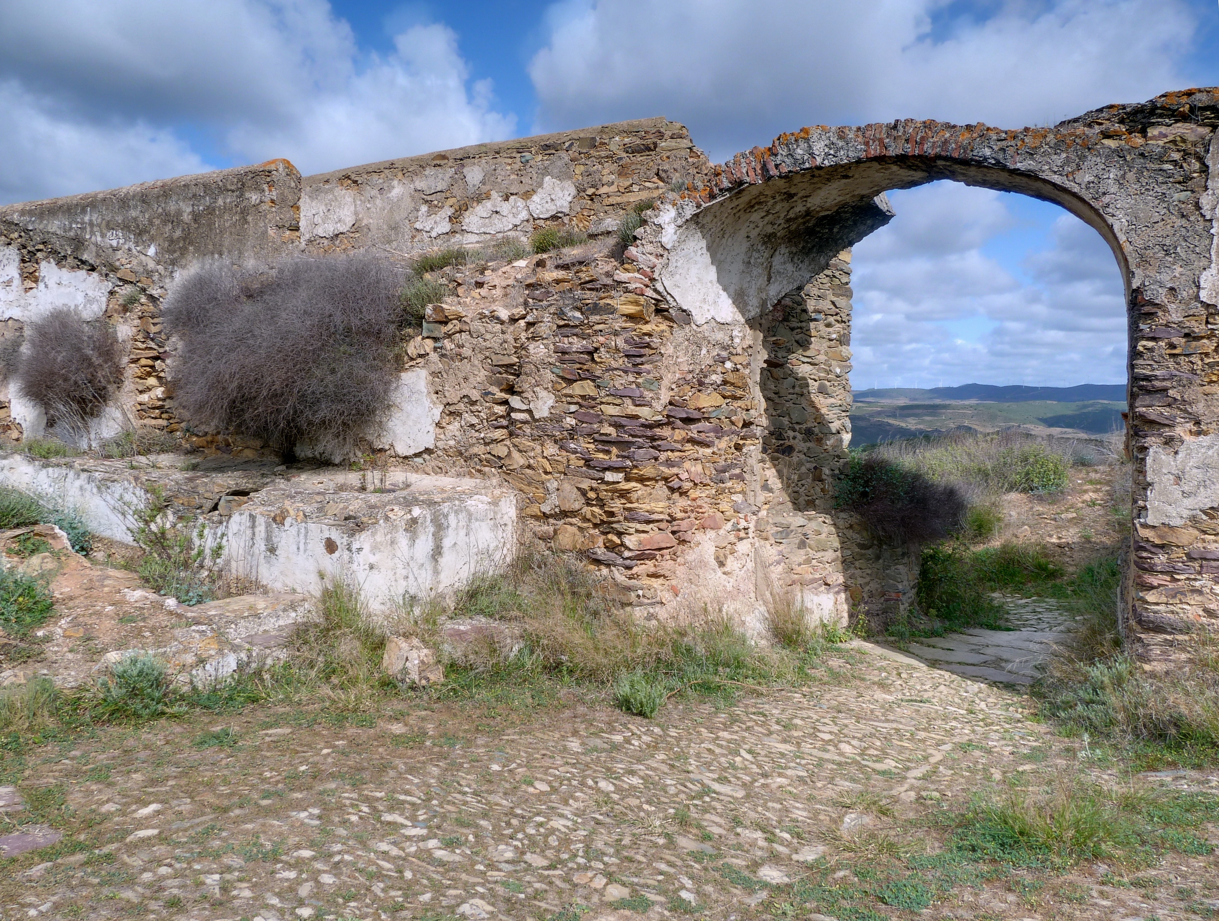 Entrada al fuerte vista desde el interior (s. XVI). A la izquierda el tinajero (s. XVIII) antes de la restauración (jpg, 4,12 MB)
