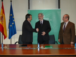 El consejero de Economía, Innovación y Ciencia, Antonio Ávila, y el secretario g