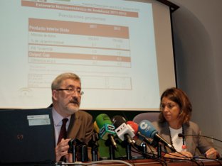 El consejero de Economía, Antonio Ávila, y la delegada , Isabel Ambrosio