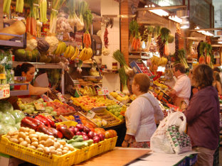 Personas comprando en un mercado