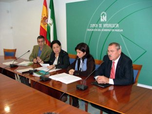 La delegada de Economía en Huelva durante la presentación del estudio.