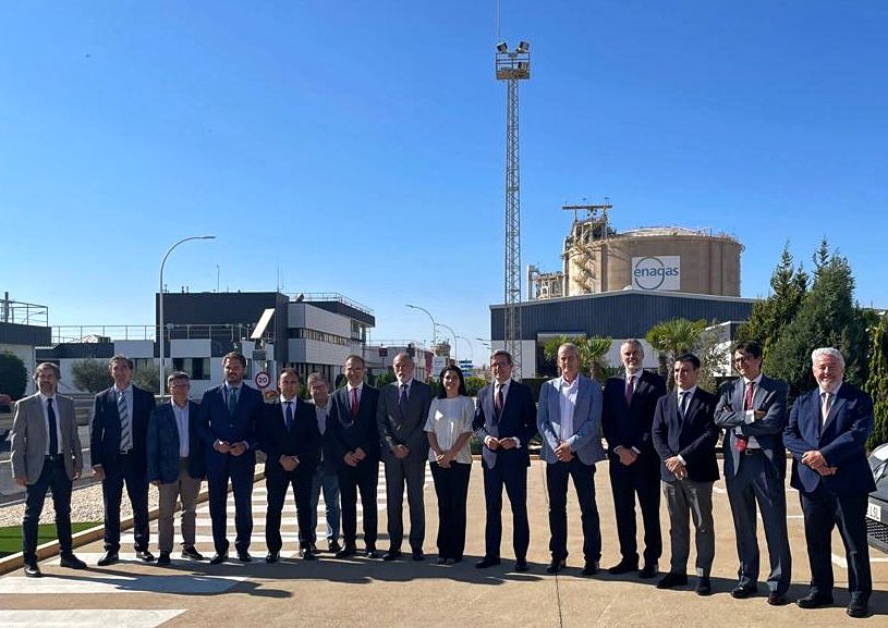 El consejero de Política Industrial y Energía, Jorge Paradela, con AIQBE.