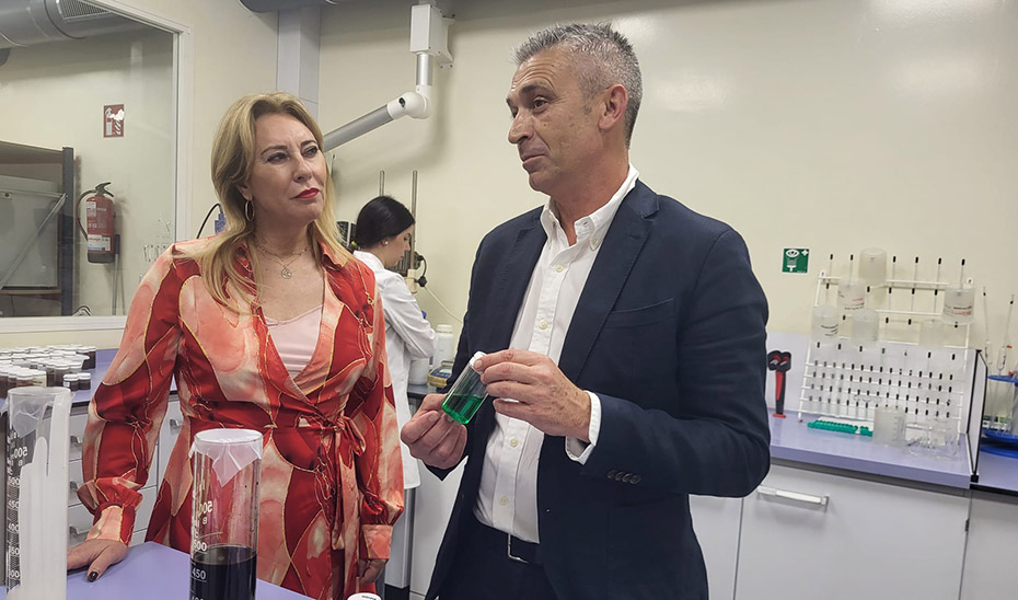 Carolina España visita las instalaciones de la empresa Econatur en La Carlota (Córdoba).