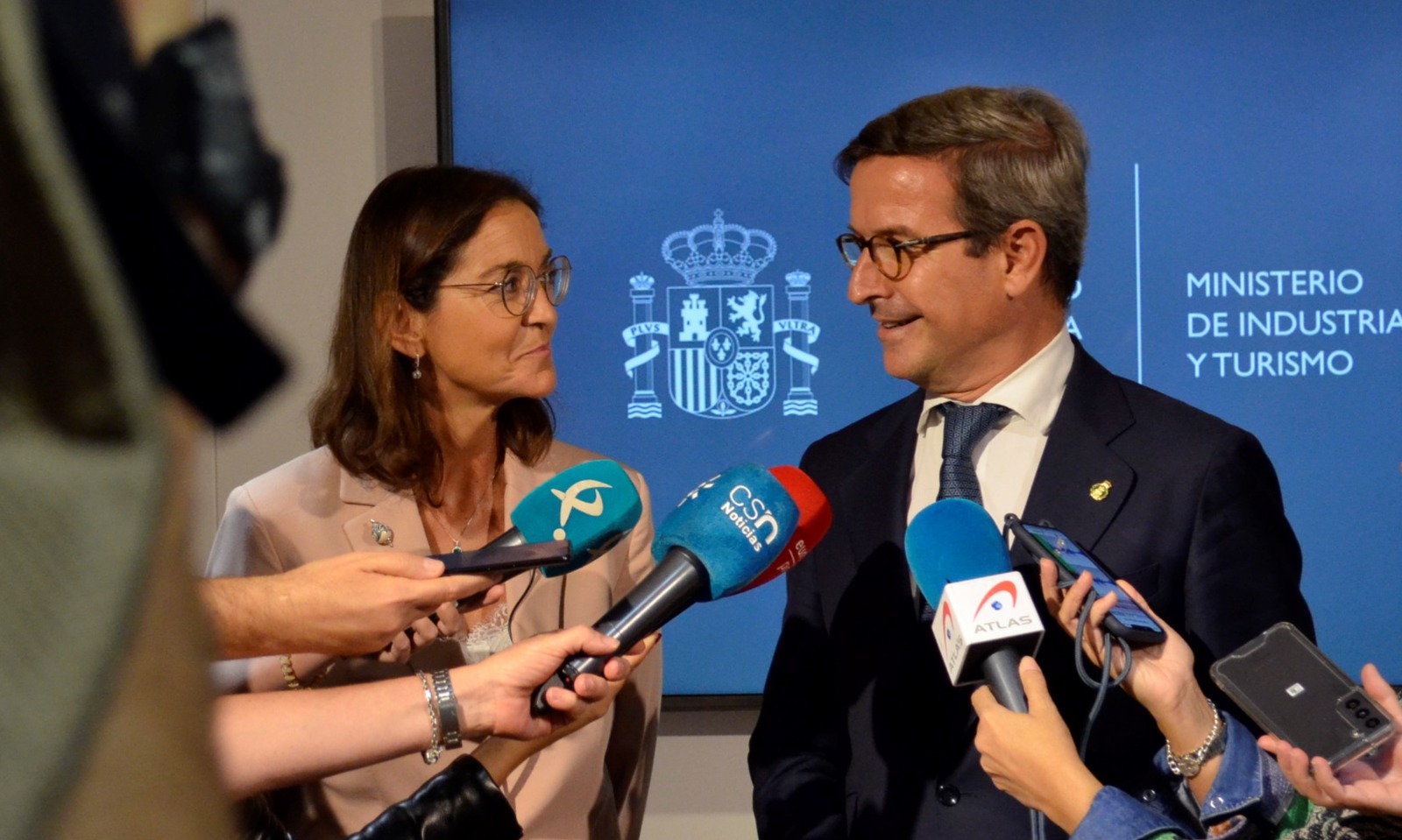 El consejero de Política Industrial y Energía, Jorge Paradela, en una reunión con la ministra de Industria, Comercio y Turismo, Reyes Maroto.