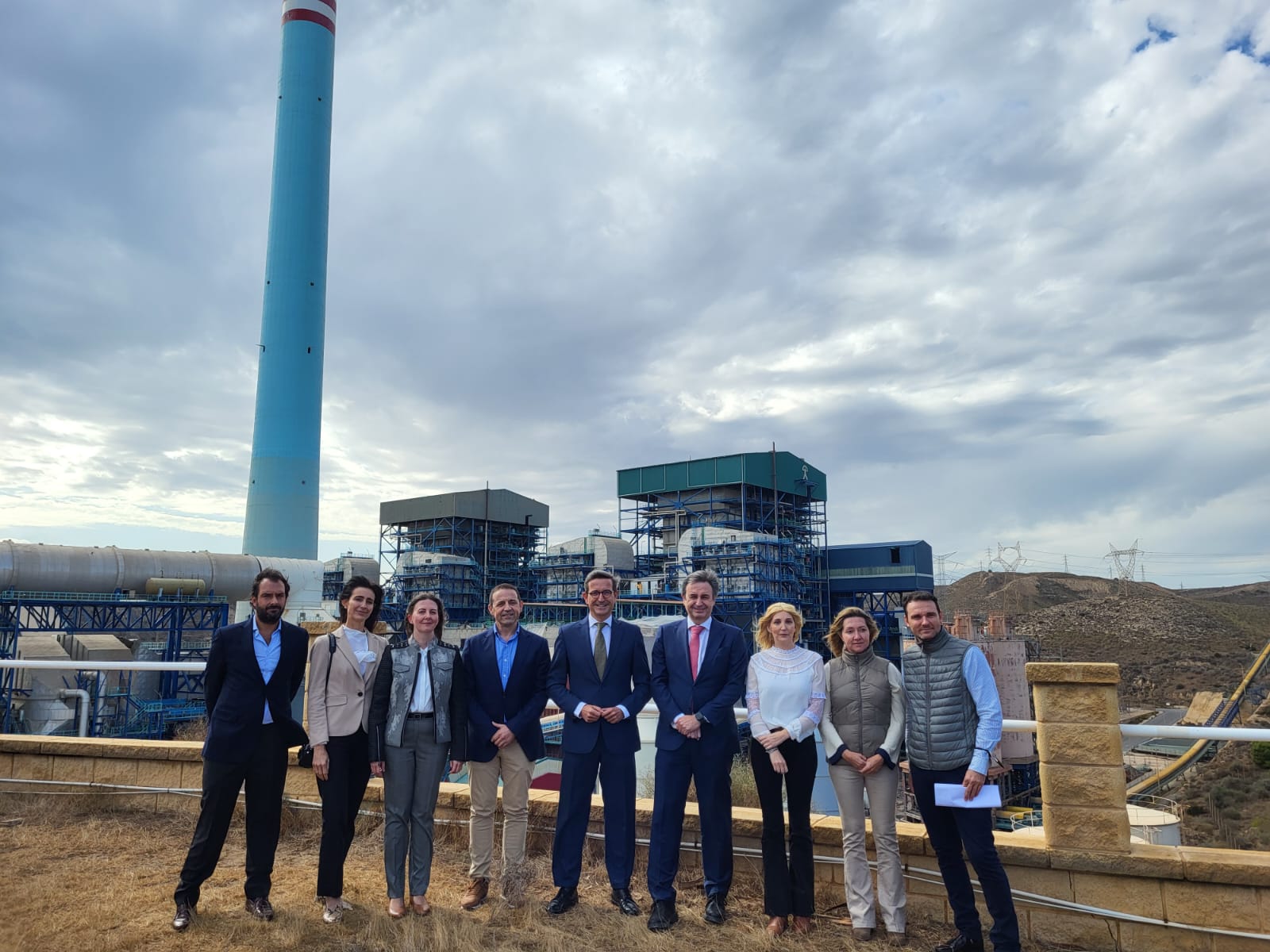 El consejero de Política Industrial y Energía, Jorge Paradela, durante su visita a la central térmica Litoral de Almería de la compañía Endesa en Carboneras.