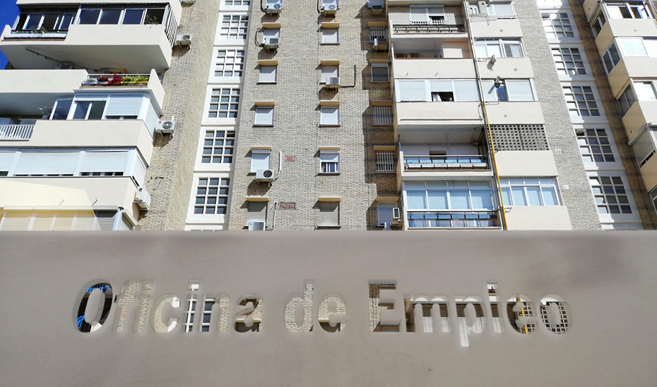 El rótulo de una oficina de empleo en el cristal de una oficina en Sevilla.