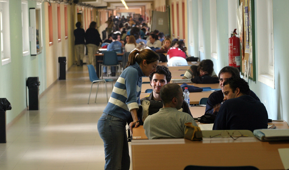 Imagen de archivo de estudiantes universitarios