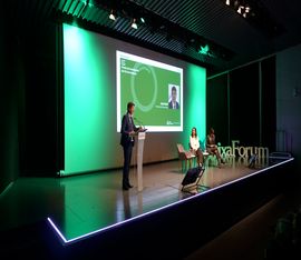 Plano general del escenario durante la presentación