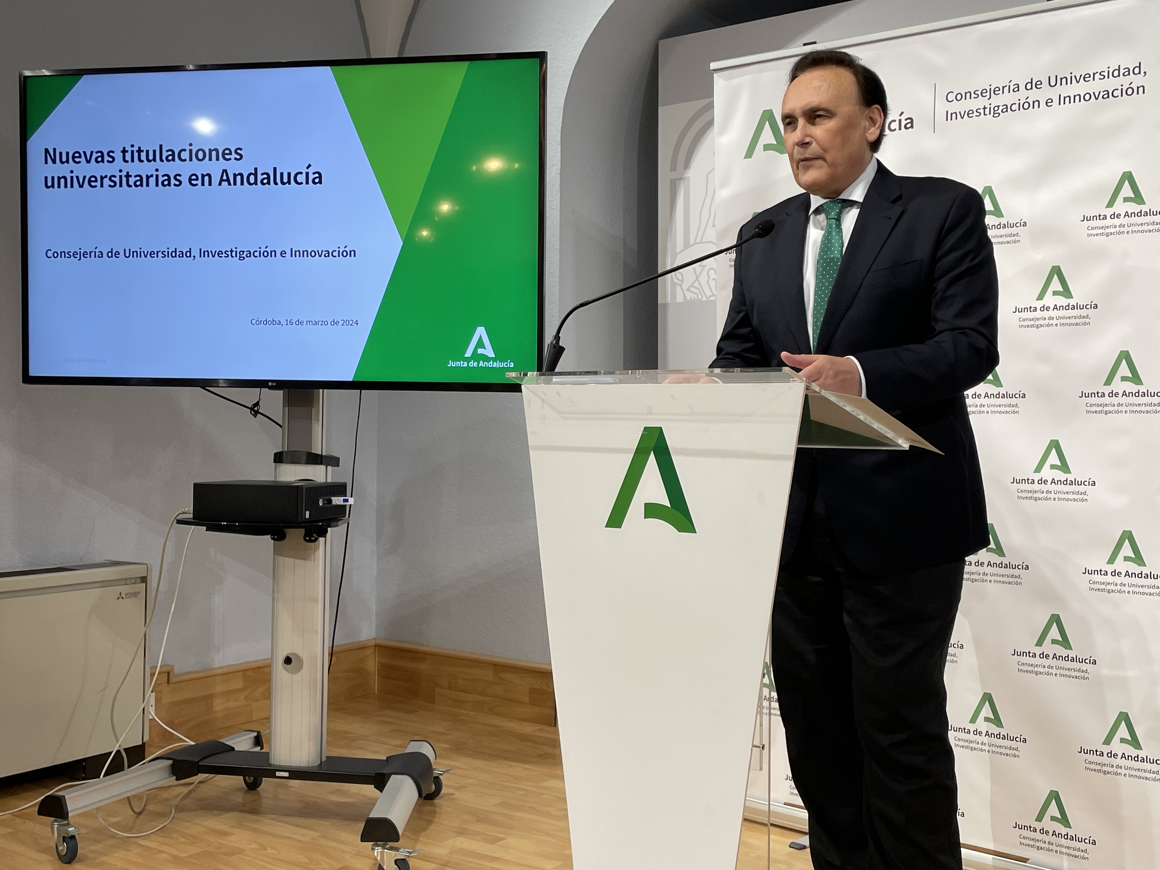 Villamandos en rueda de prensa sobre titulaciones