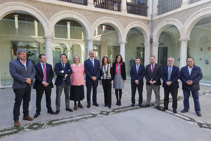 Imagen de La consejera de Fomento y la directora general de AVRA, Susana Cayuelas, reunida en Granada con el equipo directivo de la Agencia,