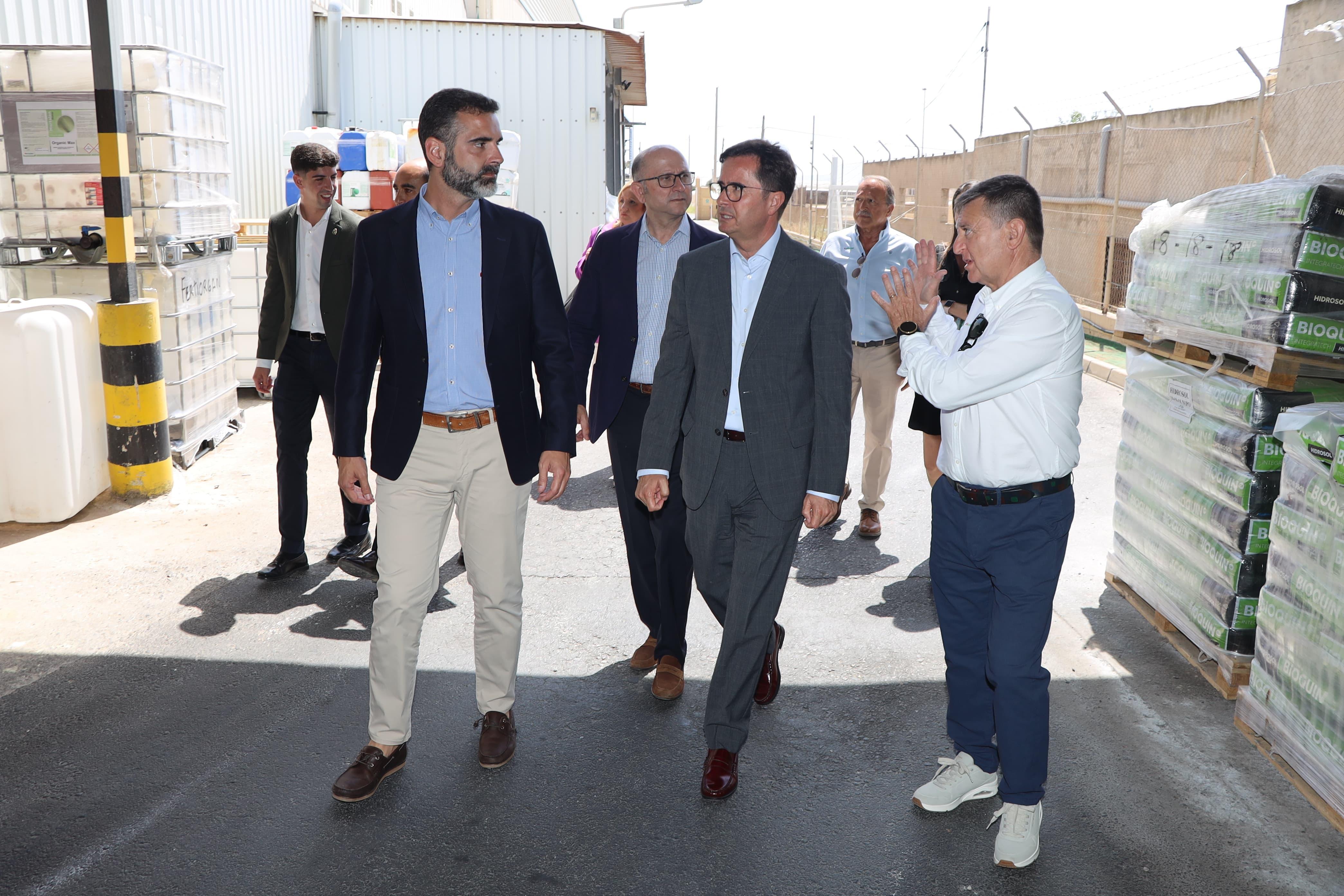 El consejero de Agricultura, Ramón Fernández-Pacheco en una visita a la empresa Hortalan.