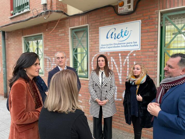 Imagen de la La directora general de AVRA, Susana Cayuelas visitando la asociación Areté