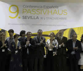 La Consejería de Fomento y Vivienda se ha sumado, a través de la Agencia de Vivienda y Rehabilitación de Andalucía, a los compromisos plasmados en el Manifiesto por la Construcción Sostenible que, impulsado por la Plataforma de Edificación Passivhaus (PEP), se ha firmado recientemente en Sevilla, en el marco de la Novena Conferencia Española Passivhaus, a la que han acudido casi 500 participantes, representantes de instituciones, profesionales del sector y público en general. AVRA participó en la apertura d
