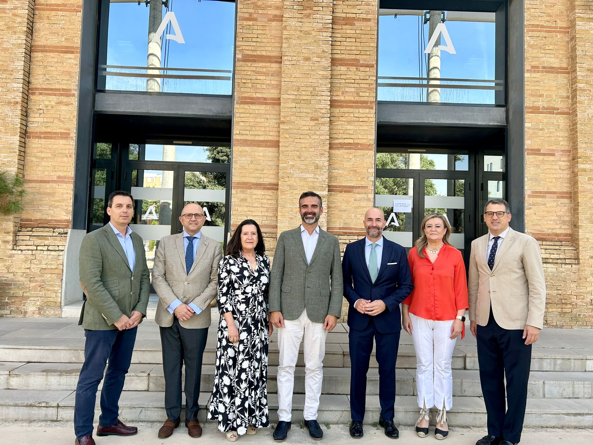 El consejero de Agricultura, Pesca, Agua y Desarrollo Rural, Ramón Fernández-Pacheco, acompañado por  el secretario general de Agricultura, Ganadería y Alimentación y la directora general de Industrias, Innovación y Cadena Agroalimentaria y los responsables de 'Landaluz'.