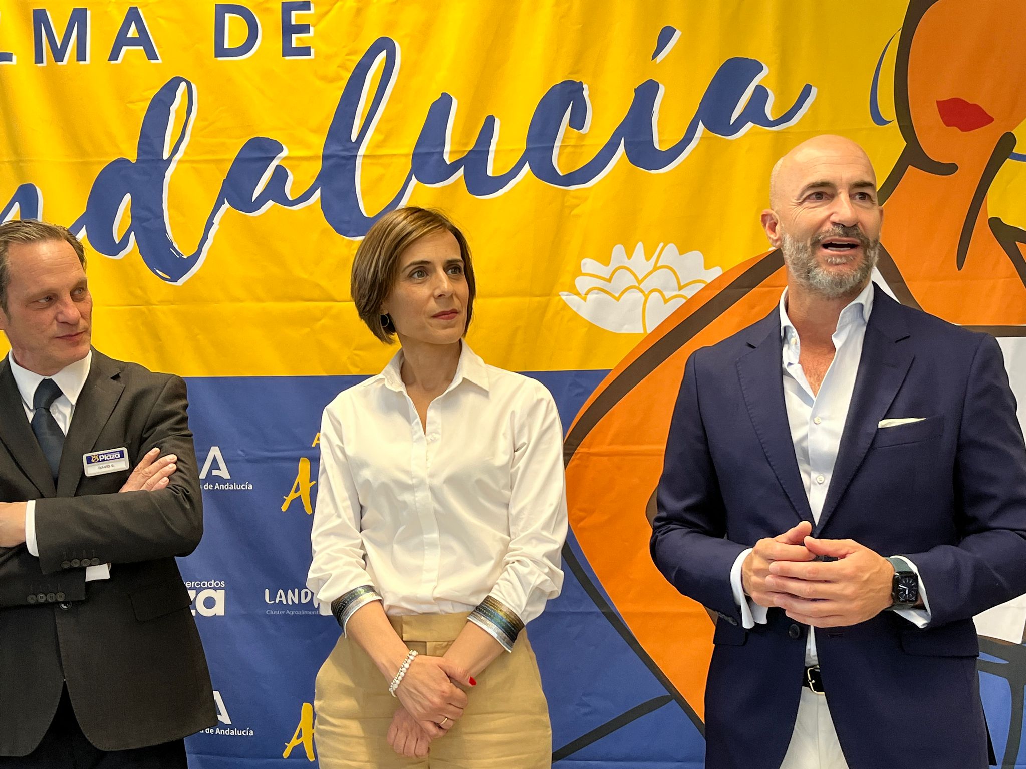 La secretaria general de la Agencia de Gestión Agraria y Pesquera de Andalucía (Agapa), Margarita Cobos y el presidente de Landaluz, Álvaro Guillén, junto a un representante de la cadena de Supermercados Plaza.