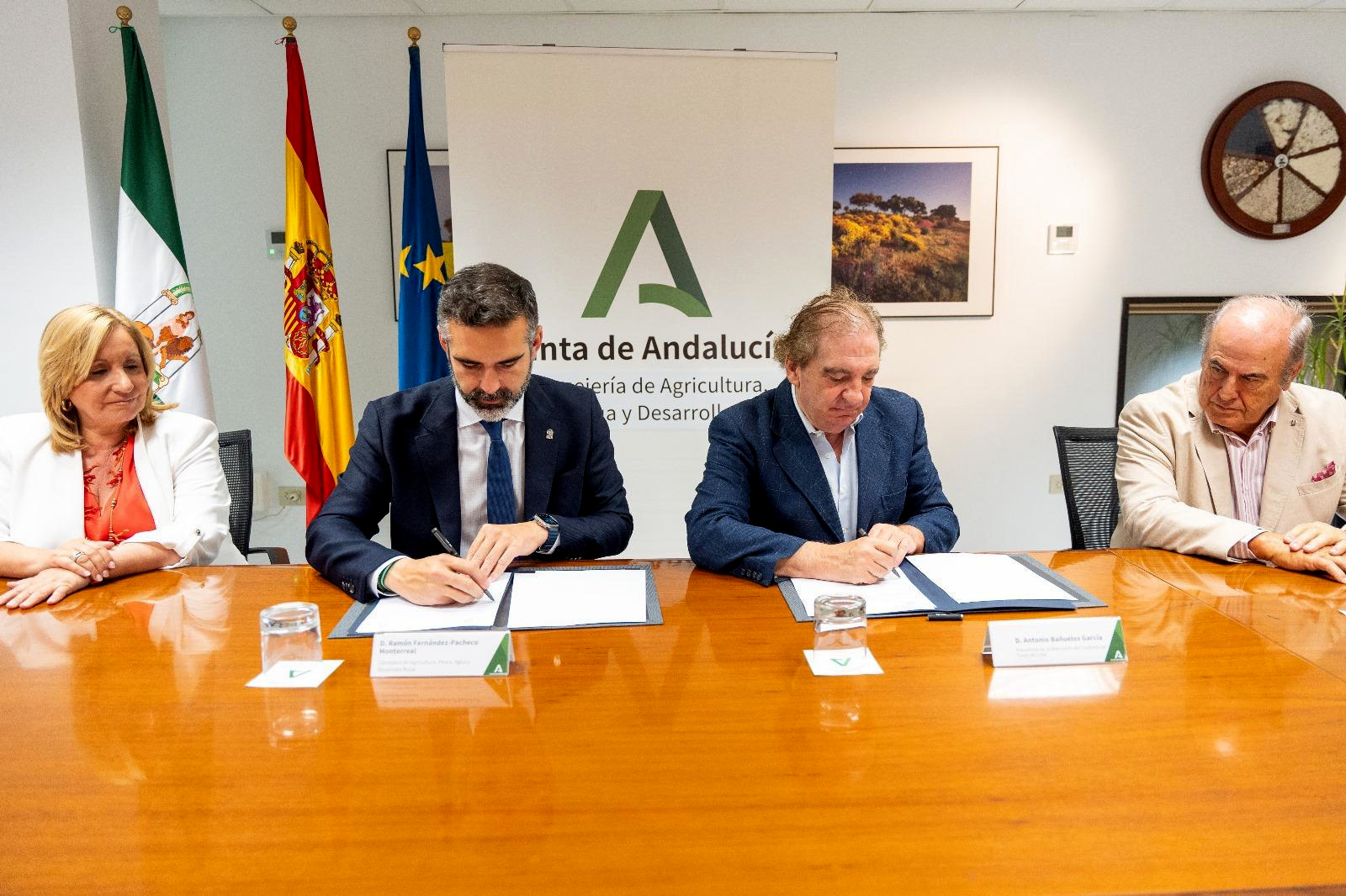 El consejero de Agricultura y el presidente de la Real Unión de Criadores de Toro de Lidia firman un protocolo de colaboración