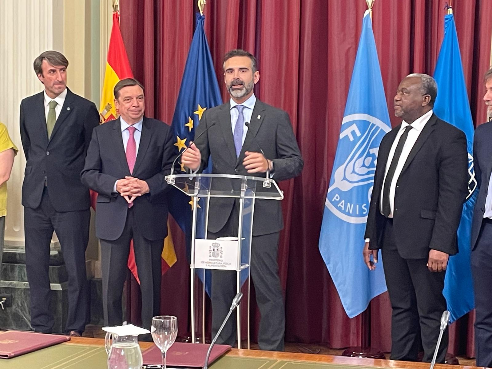 El consejero Ramón Fernández-Pacheco en el acto de firma de reconocimiento internacional por la FAO del Banco Mundial de Germoplasma del Olivar