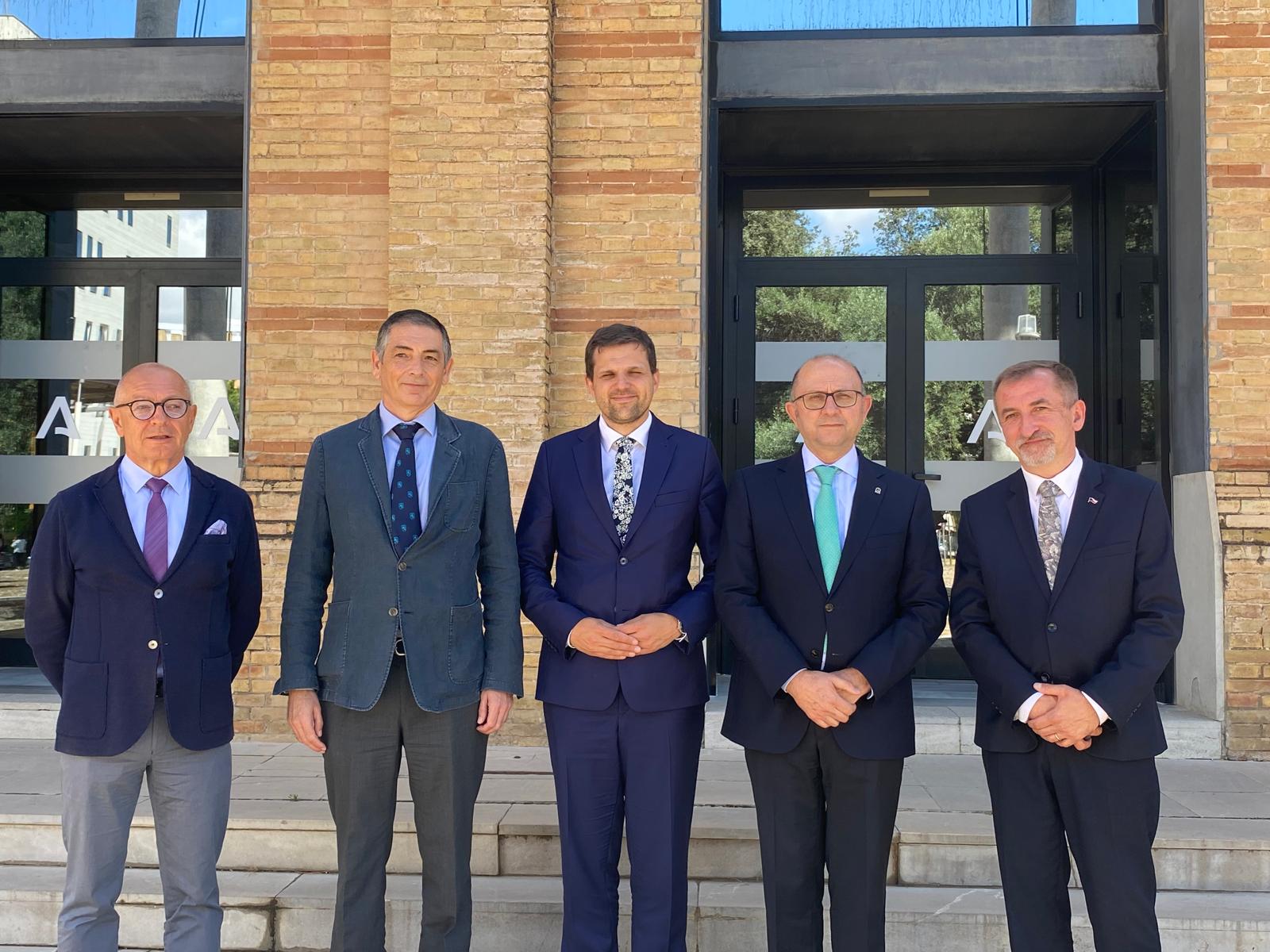 El secretario general de Agricultura, Ganadería y Alimentación, Manuel Gómez Galera, y el secretario general de Agua, Ramiro Angulo, con el ministro de Medio Ambiente Checo, Pert Hladik; el viceministro de Agricultura, Milan Dadouek y el embajador, Libor Secka.