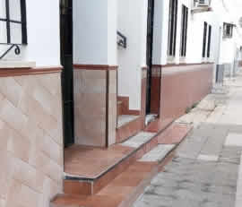 La Junta inicia este mes la obra de accesibilidad en 100 viviendas públicas de Las Viñas en Lora del Río