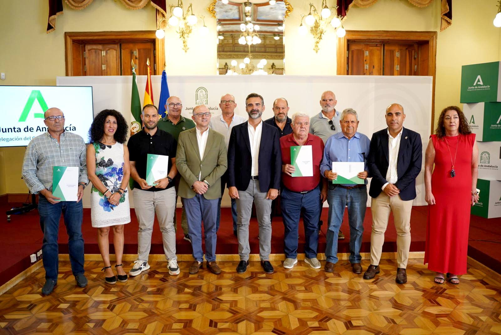 El consejero de Agricultura junto a beneficiarios de las ayudas en Almería