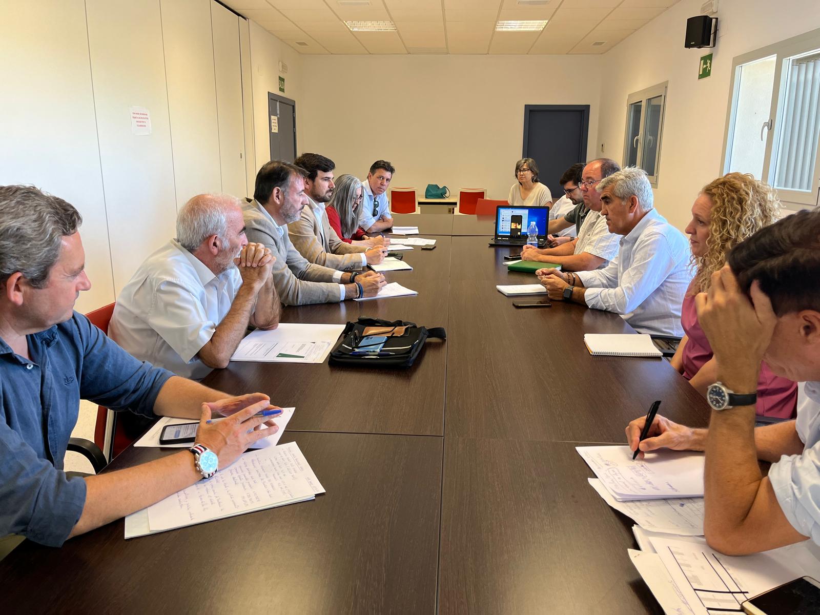 El El director general de Producción Agrícola y Ganadera, Daniel Quesada, y el delegado territorial de Agricultura en Cádiz, Fran Moreno,  en la reunión que han mantenido con representantes de las organizaciones agrarias y de los Consejos Reguladores de las Denominaciones de Origen del Marco de Jerez.
