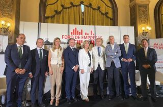 Carolina España junto a los integrantes de la mesa de debate 'Crecimiento empresarial: claves estratégicas’, en Sevilla