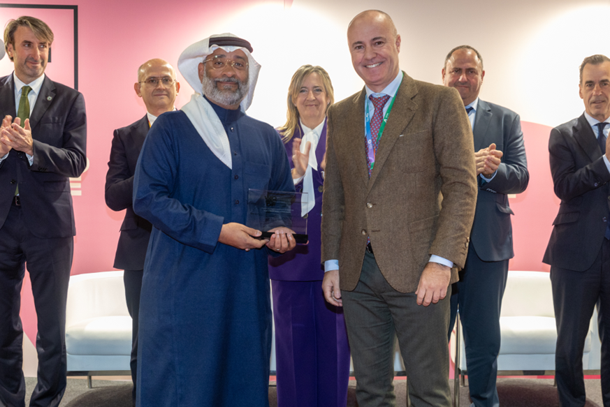 El gerente de AGAPA en la entrega del premio WOOE a la empresa Al Jouf Agricultural Develop Company