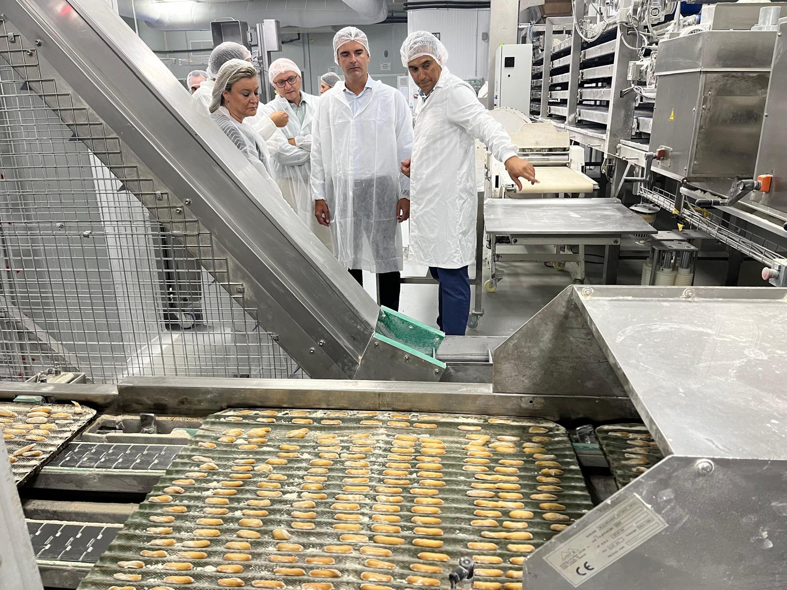 El consejero Ramón Fernández-Pacheco visita la fábrica de Panadería Obando.