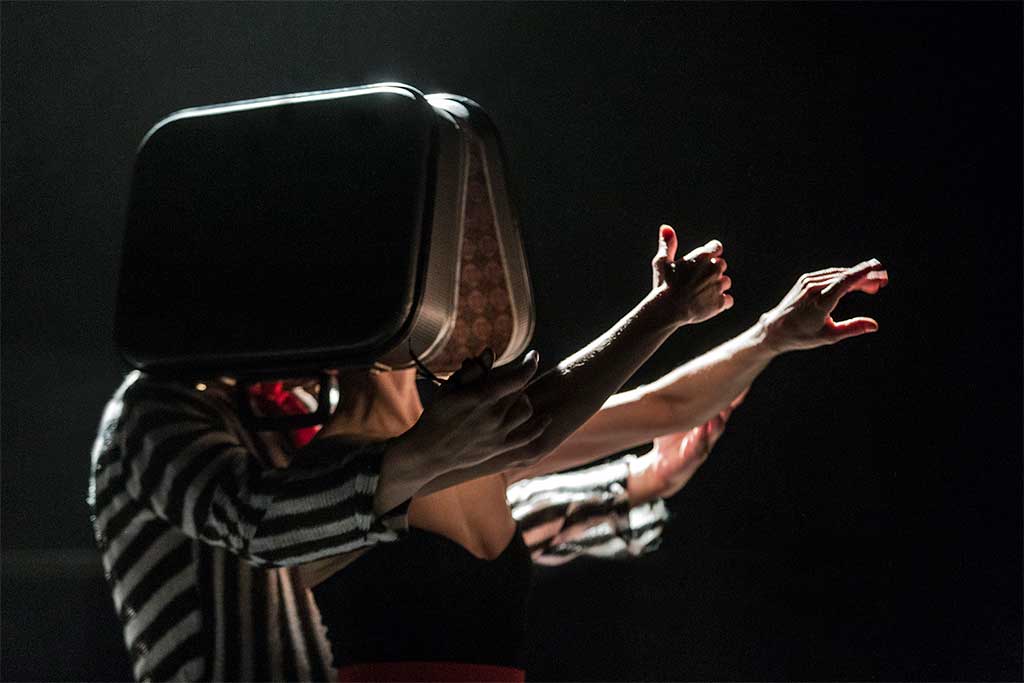 Dos personas con la cabeza cubierta con una maleta (foto: Jesús Robisco)