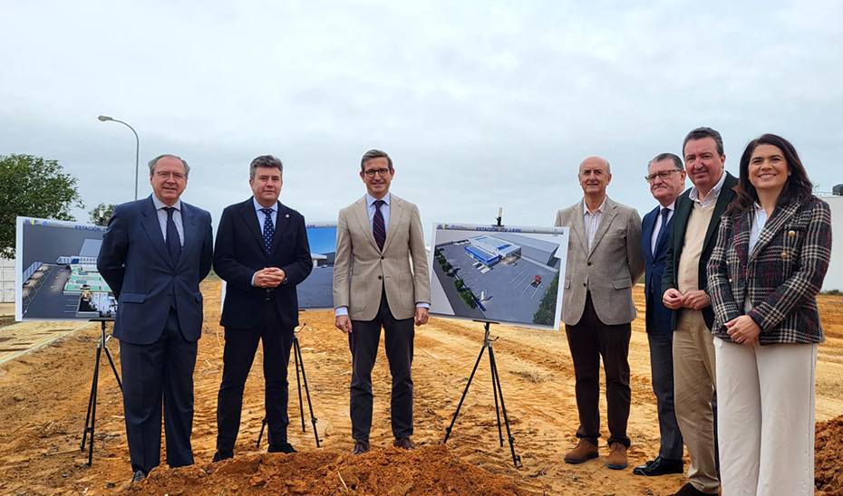 El consejero Jorge Paradela junto al alcalde de Lepe, Adolfo Verano, el director general de Veiasa, Alfonso Lucio-Villegas, la delegada territorial de la Consejería en la provincia, Lucía Núñez, y varios miembros de la Corporación municipal en la colocación de la primera piedra de la futura ITV de Lepe.