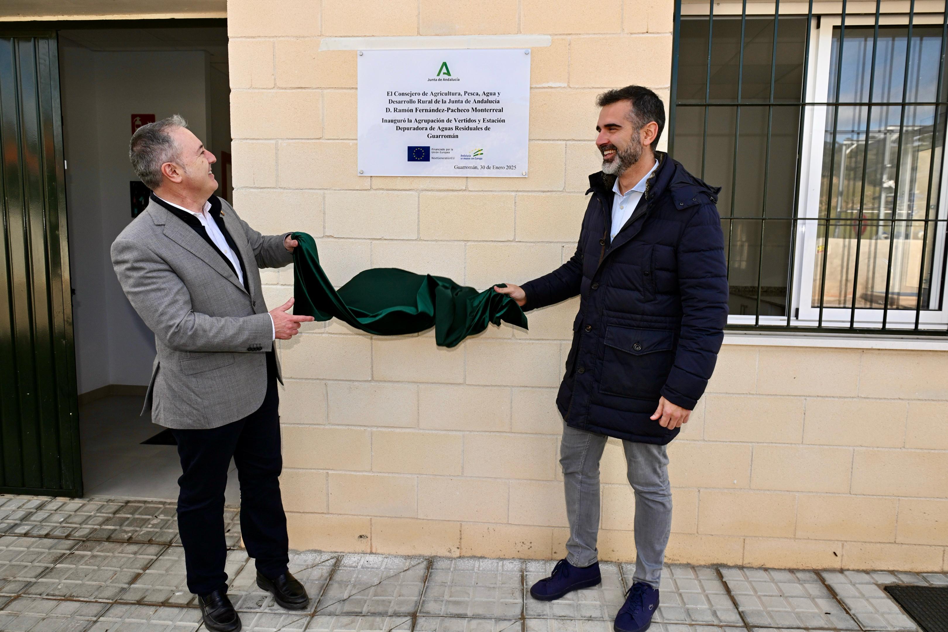 El consejero de Agricultura y el alcalde de Guarromán (Jaén) en la inauguración de la depuradora