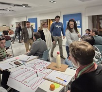 El director en una de las aulas del Albergue de Cazorla donde el IAAP imparte formación a un grupo de funcionarios