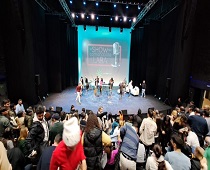 Público juvenil disfrutando de la grabación del programa