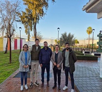 El director del IAJ en las instalaciones de la escuela de tiempo libre 'Odiel'