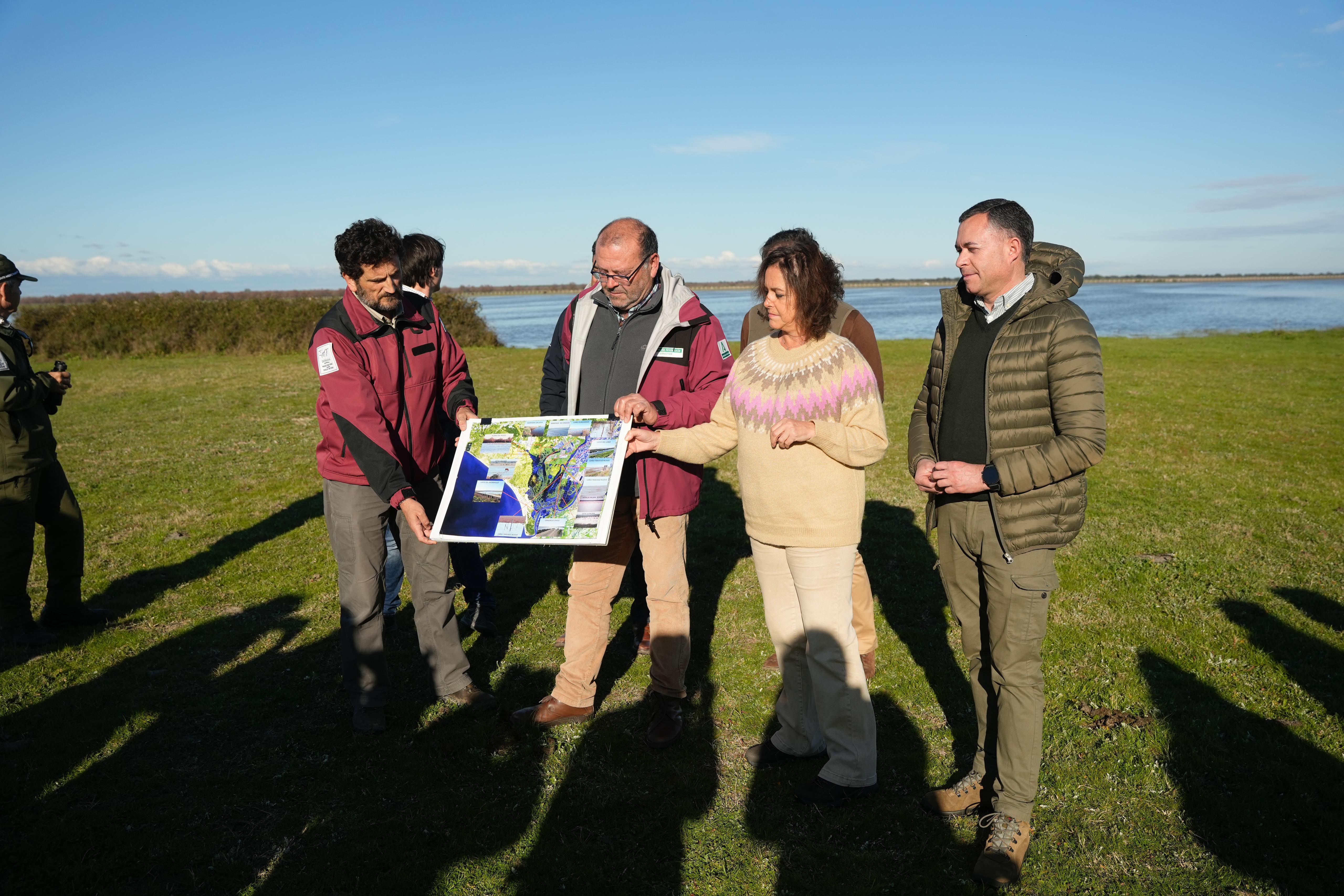Catalina García, en su visita a las marismas de Doñana.