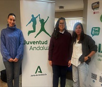 La asesora provincial del IAJ en Jaén, en el centro, con las responsables de Cruz Roja Juventud