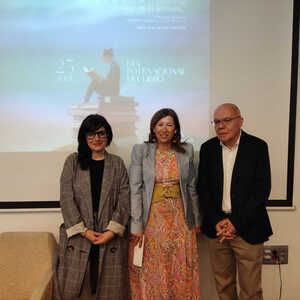 De izquierda a derecha Noelia Clavero, librera y autora del manifiesto, Gemma del Corral, delegada de Turismo, Cultura y Deporte, y Justo Navarro, director del CAL