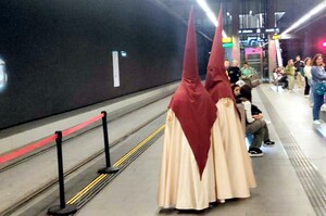 Usuarios del Metro de Granada durante la Semana Santa de 2023.