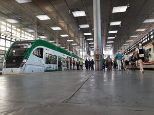 Imagen del Tranvía de la Bahía de Cádiz  en la estación término de Plaza de Sevilla, en Cádiz.