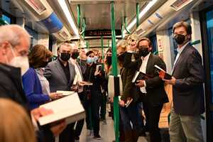 Autoridades y responsables del Metro de Granada participan en la actividad de lectura.