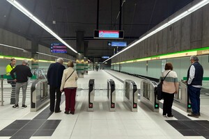 Usuarios del metro de Málaga en la estación de Guadalmedina.