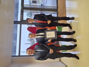 Las personas mayores disfrutan de un trato preferente en el Metro de Granada.