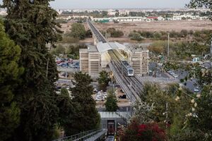 Metro de Sevilla prestando servicio en la Estación San Juan Bajo