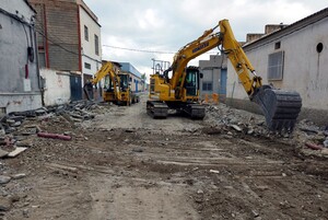 Trabajos de demolición en la calle Santa Lucía de Churriana de la Vega.