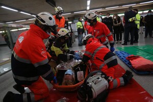 Marifrán Carazo presencia el ejercicio en la estación de Prado de San Sebastián.